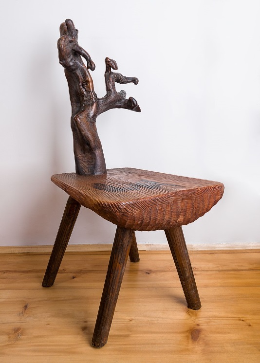 Krzesło wykonane z drewna