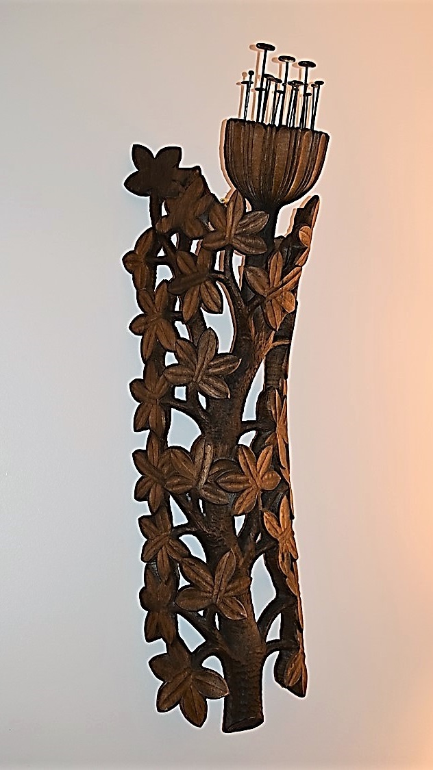 Dekoracyjny abażur na lampę ścienną wyrzeźbiony w drewnie