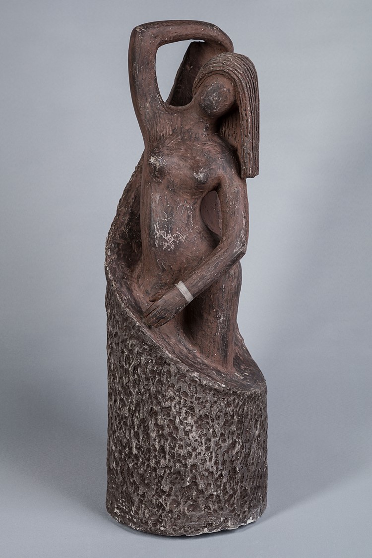 Rzeźba w gipsie przedstawiająca kobietę po kąpieli