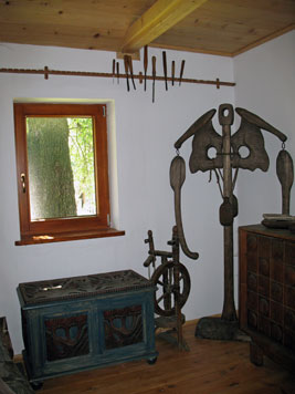 Rzeźba w drewnie zatytułowana Szkielet; i dekoracyjna komoda na pościel wykonana z drewna