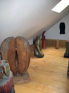 Różne rzeźby wykonane w drewnie i gipsie