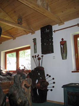 Rzeźby w drewnie reprezentujące małe i duże kwiaty