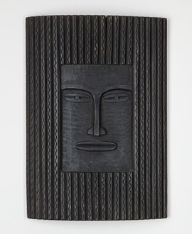 Rzeźba w drewnie reprezentująca maskę