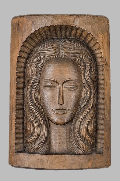 Rzeźba w drewnie reprezentująca młodą kobietę