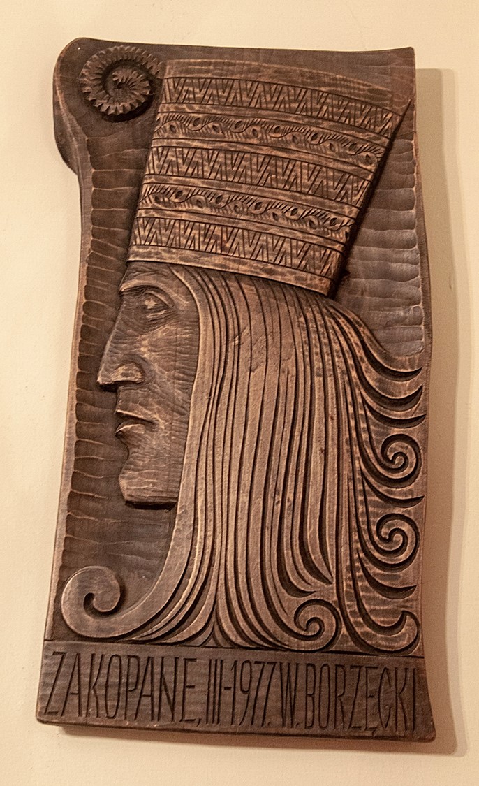 Rzeźba w drewnie przedstawiająca głowę znanego góralskiego banity, Janosika