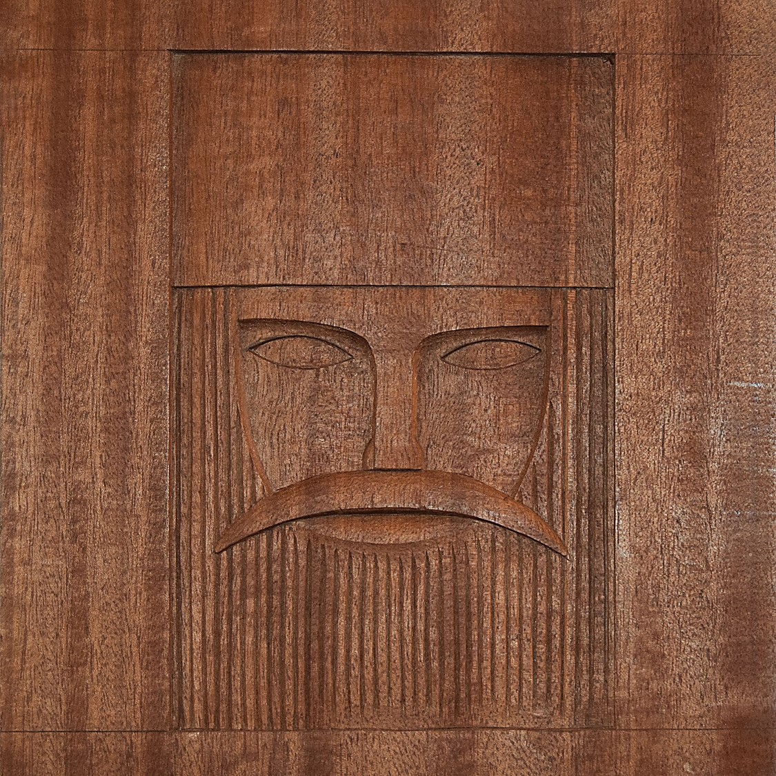 Rzeźba w drewnie przedstawiająca głowę króla