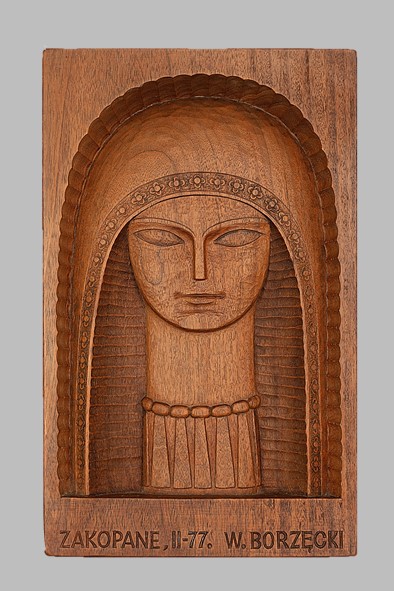Rzeźba w drewnie orzechowym reprezentująca damę