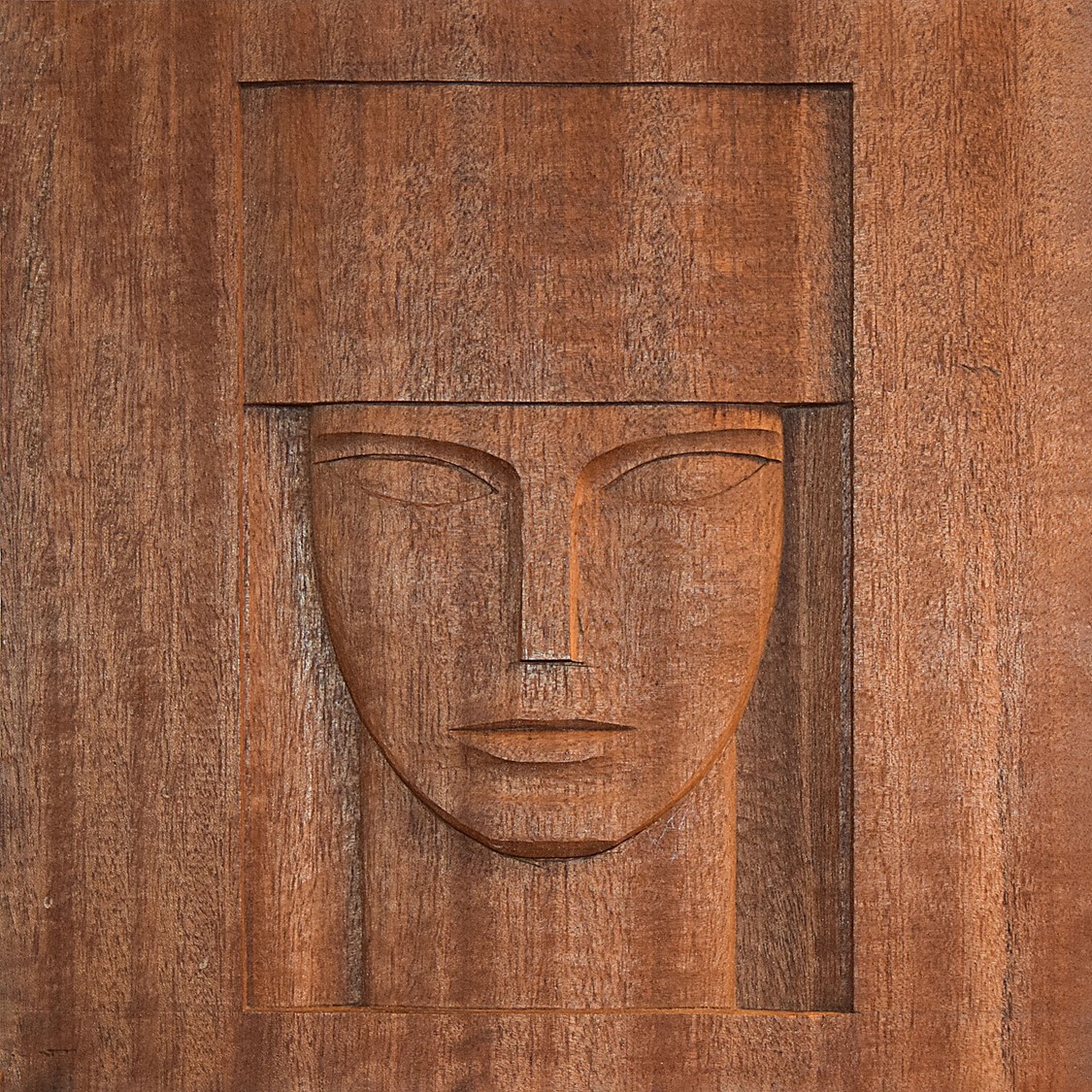 Rzeźba w drewnie przedstawiająca głowę królowej