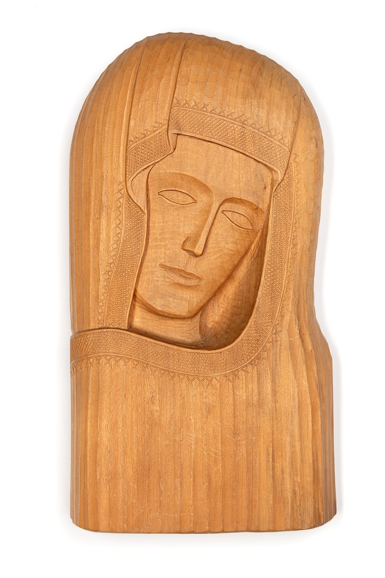 Rzeźba w drewnie przedstawiająca Madonnę