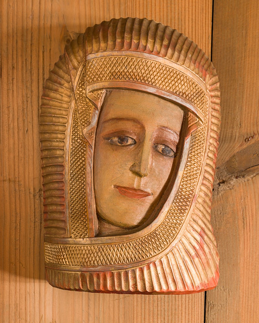 Rzeźba w drewnie przedstawiająca Madonnę