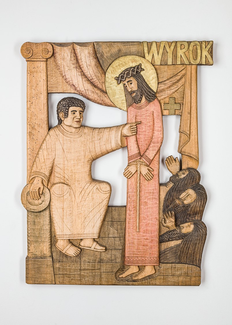 Płaskorzeźba wyrzeźbiona w drewnie przedstawiająca skazanie Jezusa na śmierć
