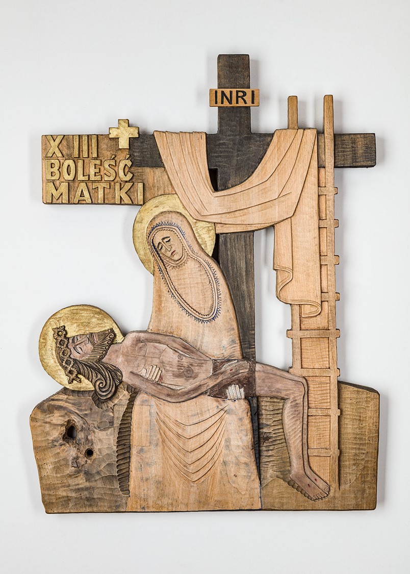 Płaskorzeźba wyrzeźbiona w drewnie, przedstawiająca Jezusa zdjętego z krzyża