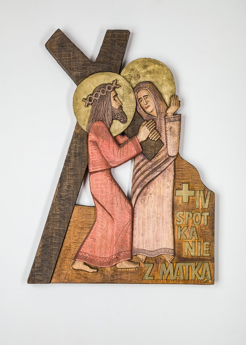 Płaskorzeźba wyrzeźbiona w drewnie, przedstawiająca Jezusa spotykającego Swoją Matkę, Maryję