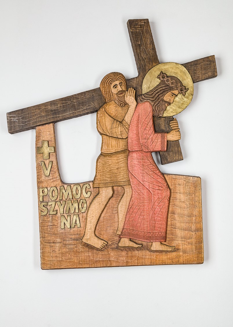 Płaskorzeźba wyrzeźbiona w drewnie przedstawiająca Szymona z Cyreny pomagającego Jezusowi nieść krzyż
