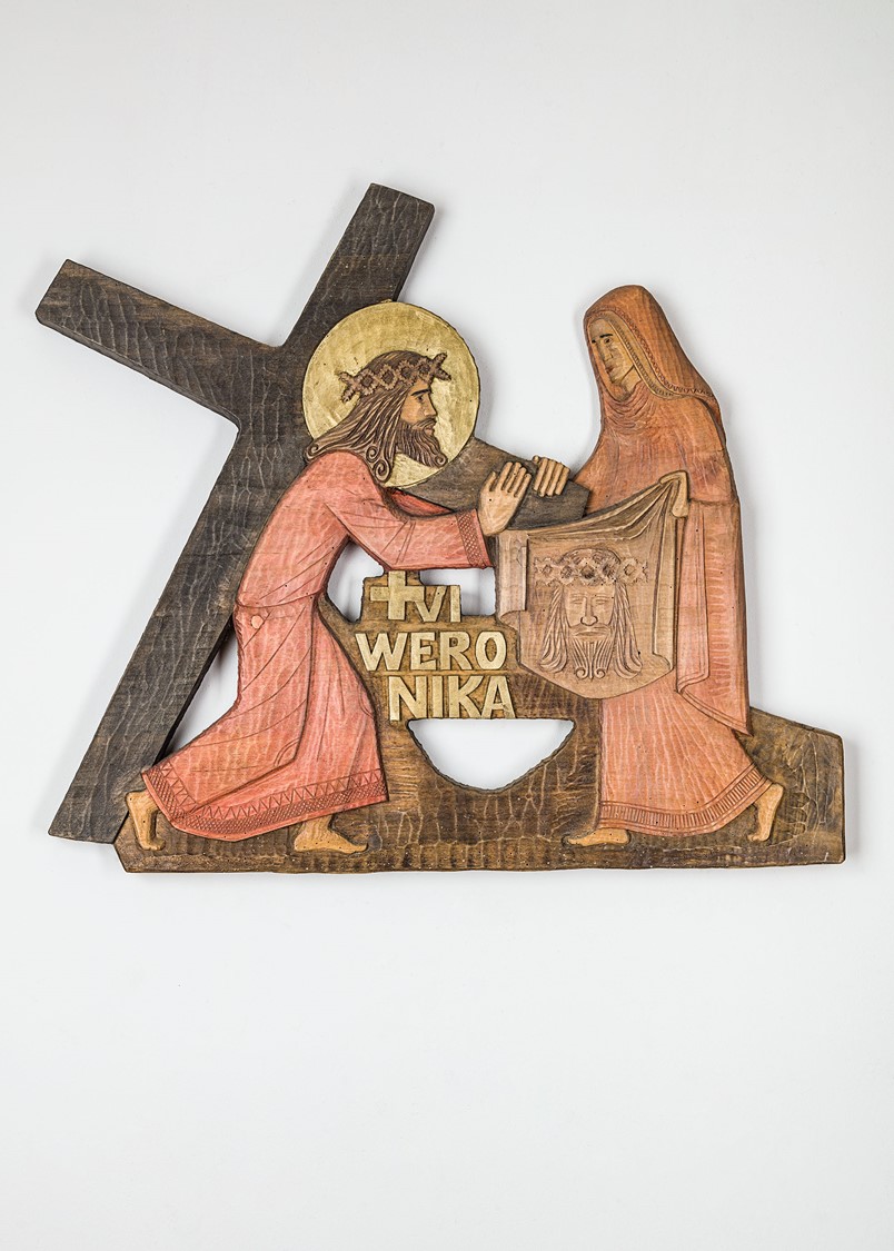 Płaskorzeźba wyrzeźbiona w drewnie, przedstawiająca Weronikę wycierającą twarz Jezusa