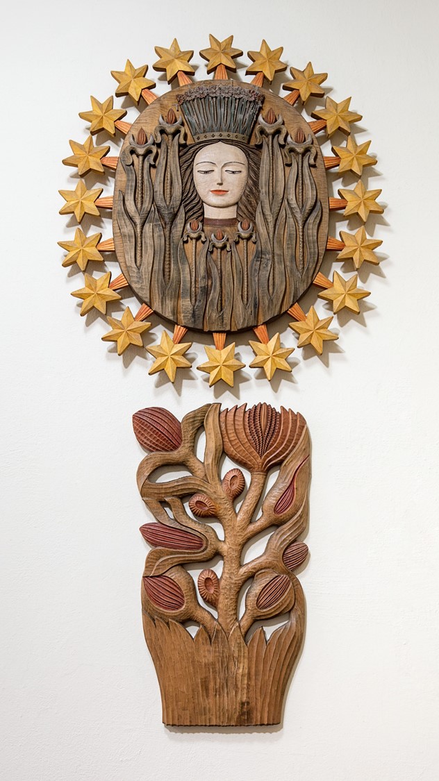 Rzeźby w drewnie przedstawiające Dziewicę Maryję i kwiat