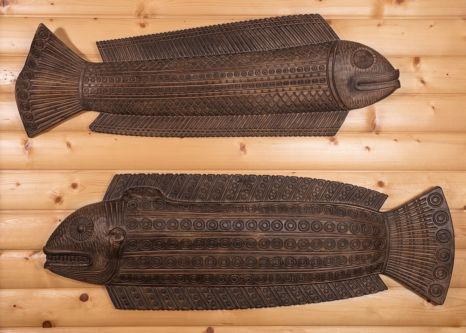 Rzeźby w drewnie reprezentujące duże ryby