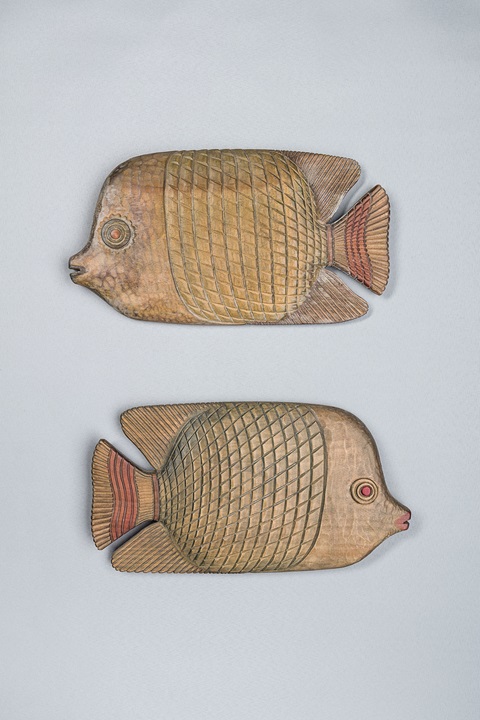 Rzeźby w drewnie reprezentujące ryby