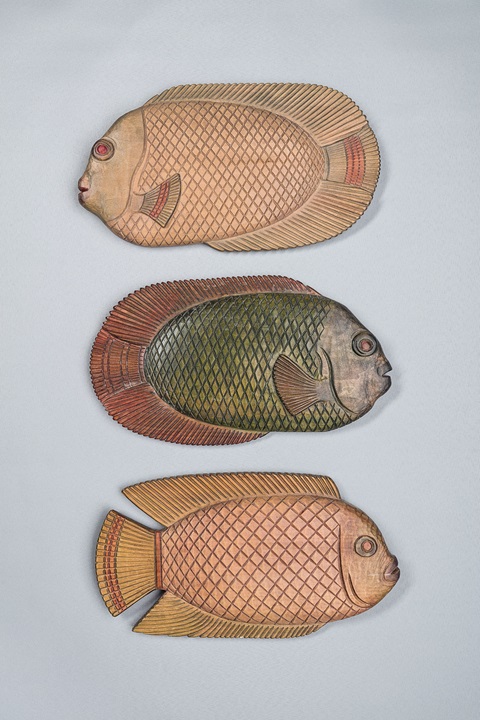 Rzeźby w drewnie reprezentujące ryby