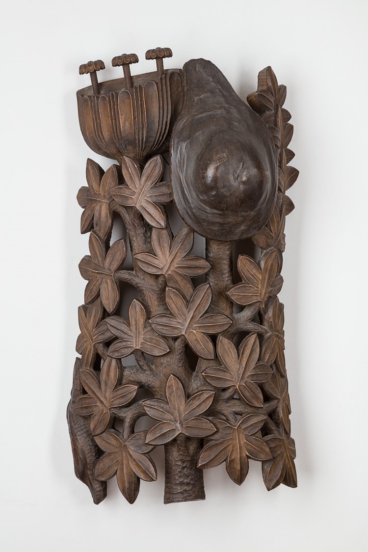 Rzeźba w drewnie reprezentująca kwiat