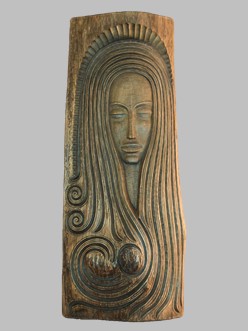 Rzeźba w drewnie przedstawiająca
kobiecą głowę z długimi włosami zakrywającymi piersi